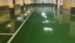 Reparamos los suelos de aparcamientos mediante aplicación de revestimientos a base de pinturas de poliuretano, los cuales les confieren una gran resistencia a la abrasión y una gran calidad estética e higiénica.