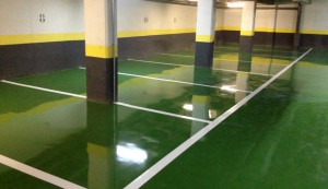 Reparamos los suelos de aparcamientos mediante aplicación de revestimientos a base de pinturas de poliuretano, los cuales les confieren una gran resistencia a la abrasión y una gran calidad estética e higiénica.