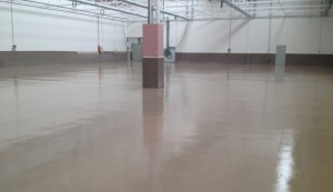 Pavimentos de resina epoxi industriales que se destacan por su alto rendimiento en ambientes agresivos por su gran resistencia a impactos, abrasión o vertidos.