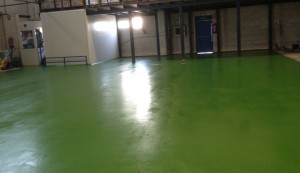 Pavimentos de resina epoxi industriales que se destacan por su alto rendimiento en ambientes agresivos por su gran resistencia a impactos, abrasión o vertidos.