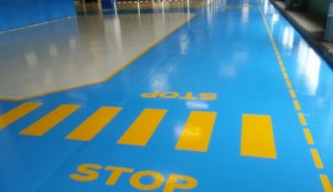 Pavimentos de resina epoxi industriales que se destacan por su alto rendimiento en ambientes agresivos por su gran resistencia a impactos, abrasión o vertidos.